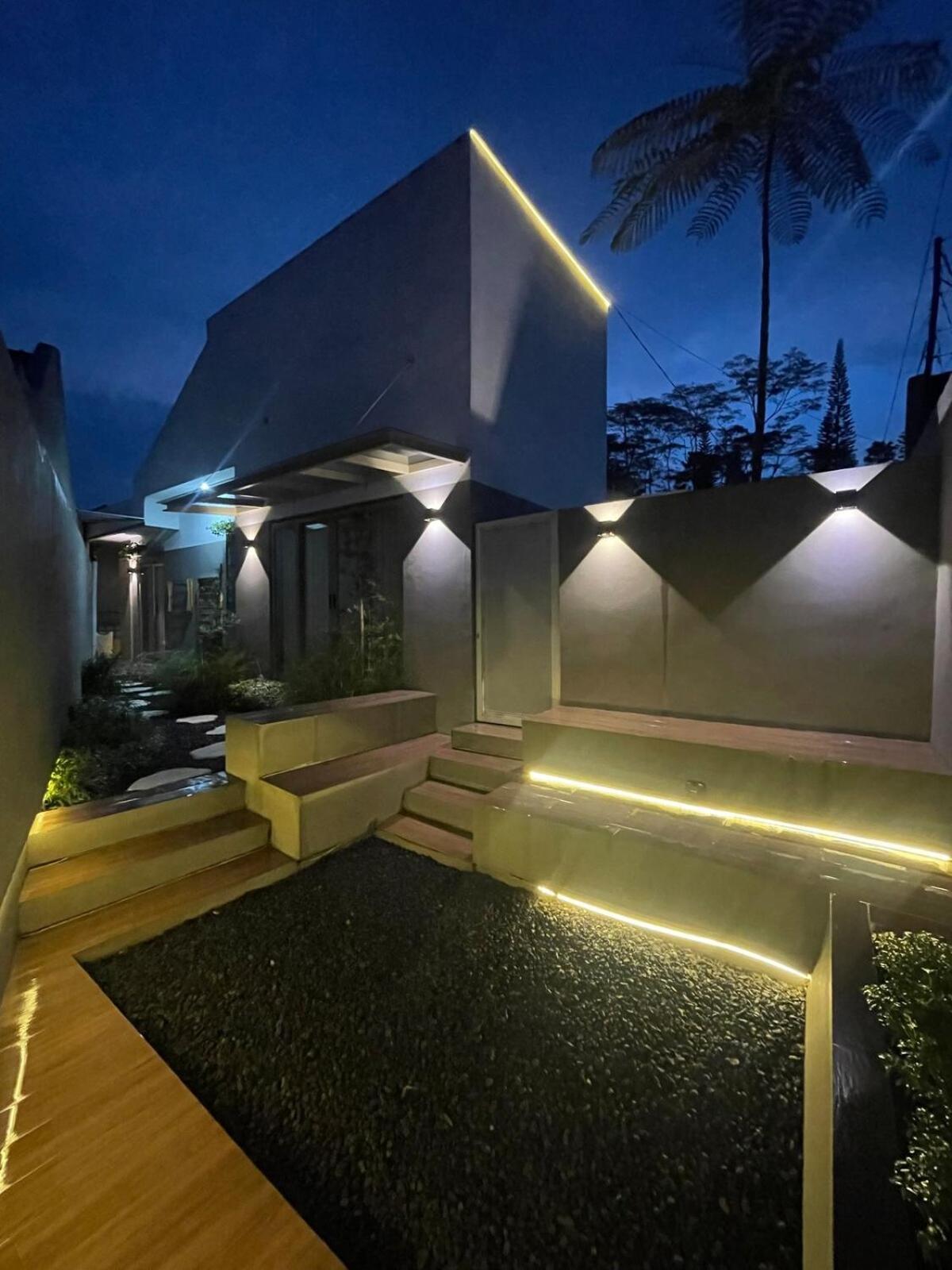Ngumbara House Villa *
